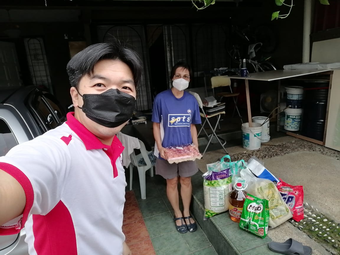 发放物资援助给有需要的会员